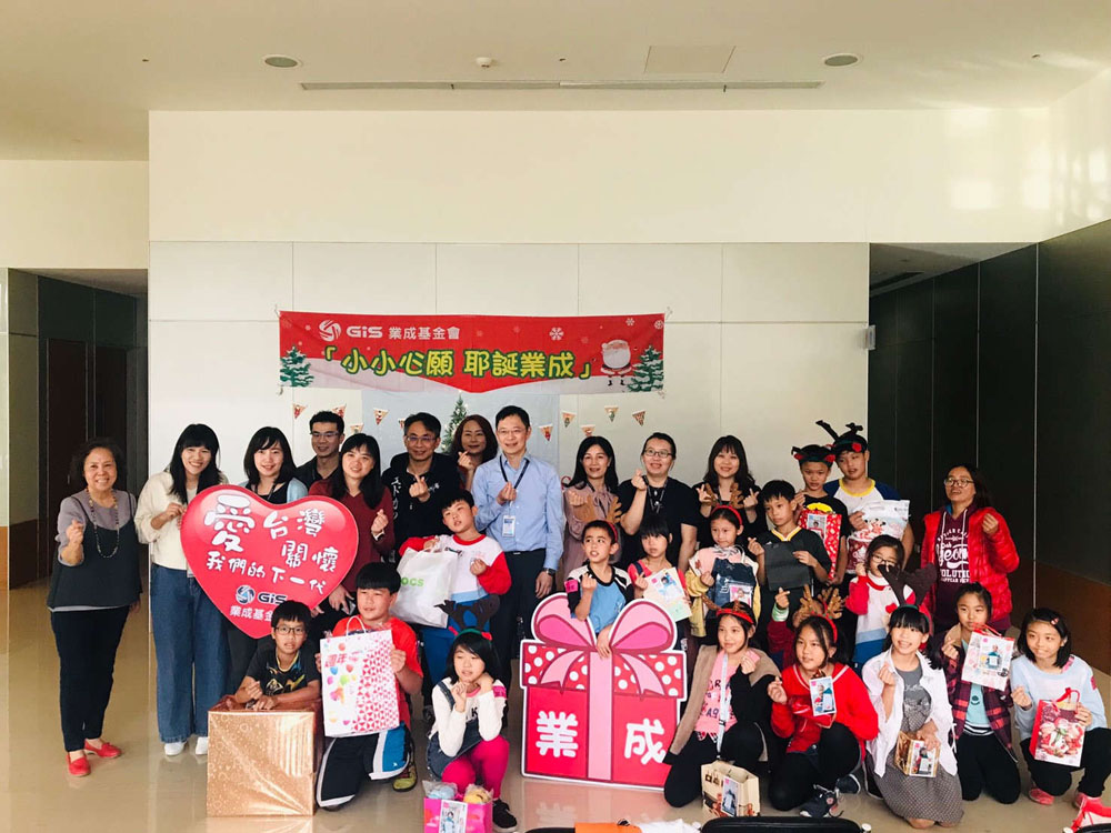 耶誕禮物想要什麼？ 小安盼有頂安全帽送給奶奶